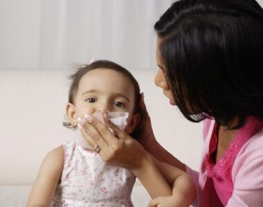 একদম ছোট শিশু এবং বাচ্চাদের ঠাণ্ডা লাগা ও জ্বরের জন্য 14 টি ঘরোয়া প্রতিকার